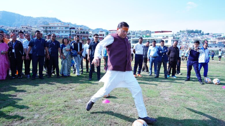 खिलाड़ियों के साथ खेल मैदान में उतरे मुख्यमंत्री, क्रिकेट और फुटबॉल खेलकर बढ़ाया युवाओं का उत्साह