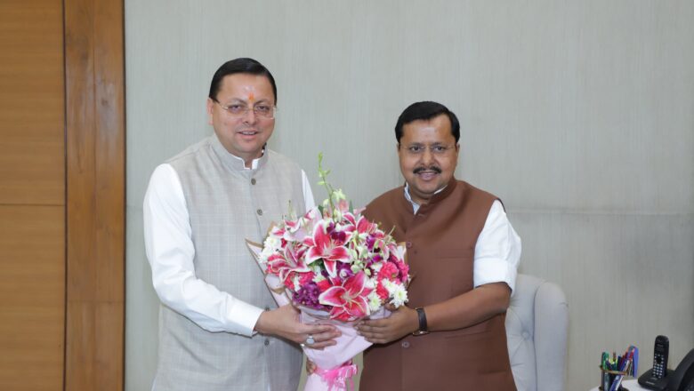 भाजपा अध्यक्ष से मिले सीएम धामी, उत्तराखंड का शहद से किया भेट ,धामी के नेतृत्व को फिर मिला समर्थन