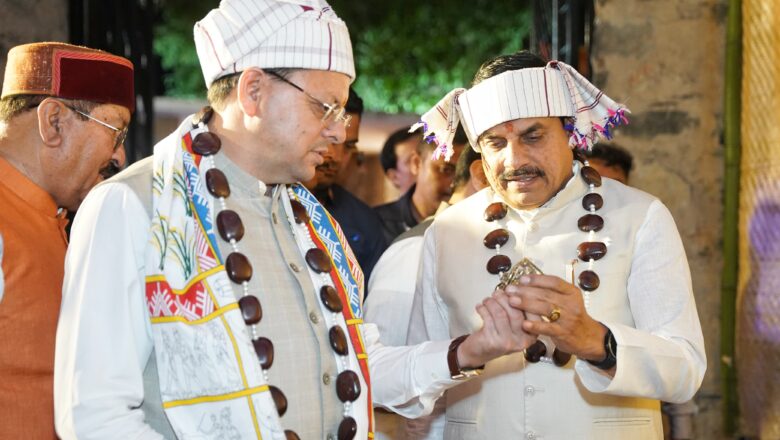 बस्तर की लोक परंपराओं ने जीता धामी का दिल, बोले — नई पीढ़ी को जड़ों से जोड़ रहे ऐसे आयोजन