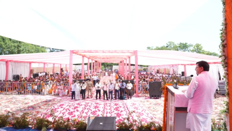 मुख्यमंत्री पुष्कर सिंह धामी का थारू सांस्कृतिक नृत्य और अंगवस्त्र ओढ़ाकर हुआ जोरदार स्वागत