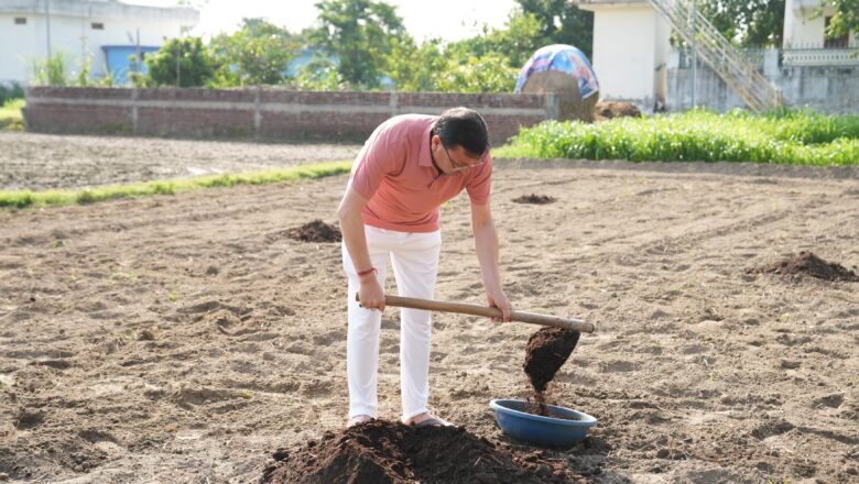 युवाओं को खेती से जोड़ने की जरूरत, खेत से बोले मुख्यमंत्री धामी