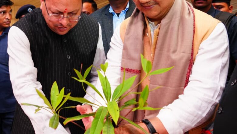 एक पेड़ माँ के नाम’ अभियान के तहत मुख्यमंत्री धामी एवं केंद्रीय मंत्री ने किया पौधरोपण