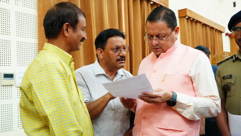 मुख्यमंत्री धामी ने मुख्यमंत्री कैंप कार्यालय स्थित मुख्य सेवक सदन में विभिन्न क्षेत्रों से आए लोगों की सुनी समस्याएं