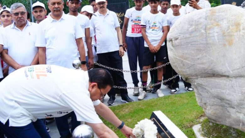 मुख्यमंत्री धामी ने शौर्य स्थल पर पुष्पचक्र अर्पित कर शहीदों को दी श्रद्धांजलि
