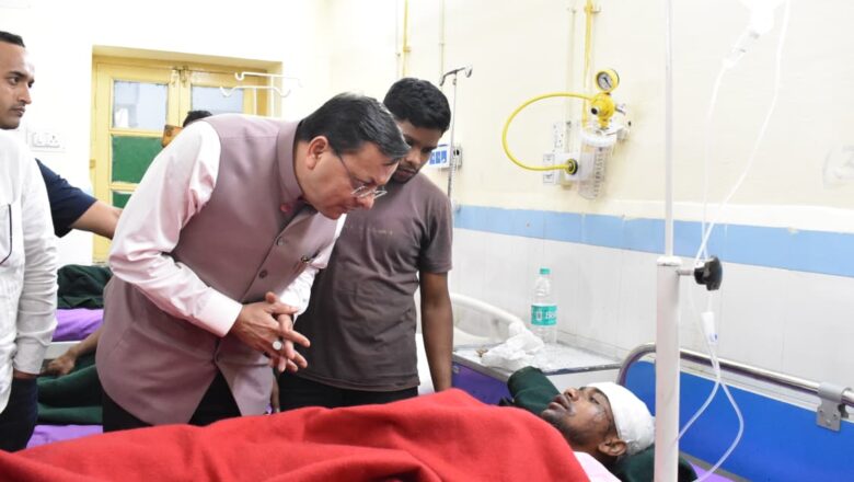 संकट की घड़ी में श्रमिकों के साथ खड़े दिखे सीएम धामी, अस्पताल पहुंचकर खुद जाना स्वास्थ्य और उपचार का हाल
