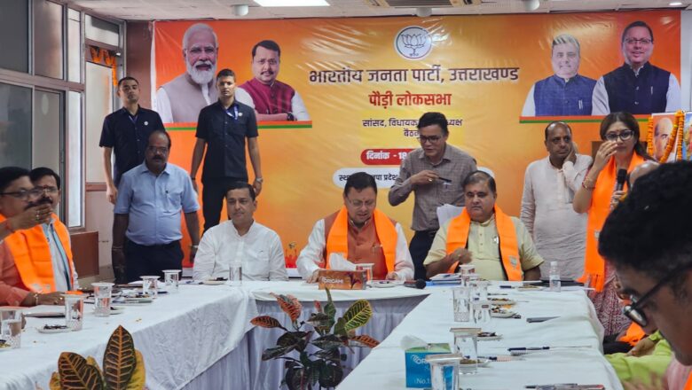 मुख्यमंत्री धामी ने जनप्रतिनिधियों और कार्यकर्ताओं के बीच बेहतर समन्वय के साथ जनसंपर्क एवं जनसेवा अभियानों को गति देने के दिए निर्देश