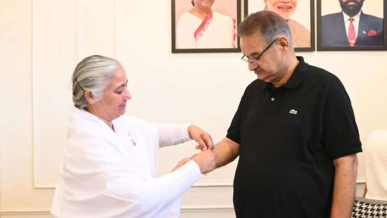 कैबिनेट मंत्री गणेश जोशी की कलाई पर रक्षा सूत्र बांधती ब्रह्मकुमारी बहने