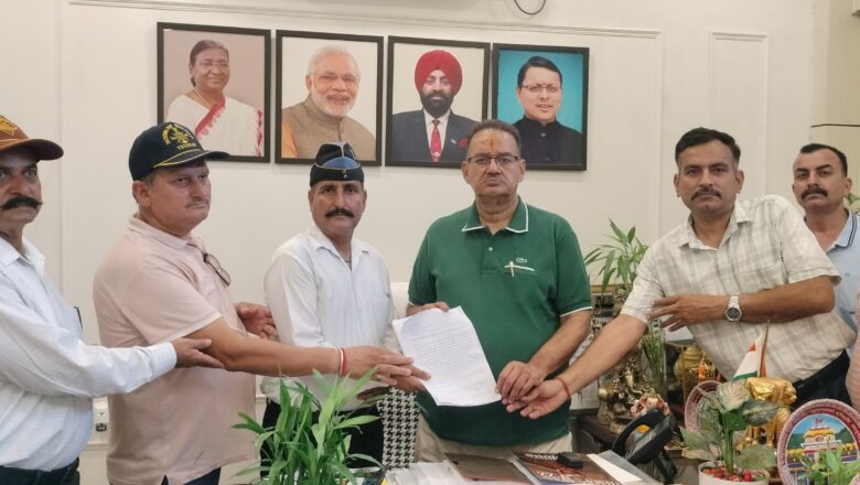 मंत्री गणेश जोशी को पूर्व सैनिको को समान कार्य के लिए समान वेतन न मिलने के संबंध में ज्ञापन सौंपते पूर्व सैनिक
