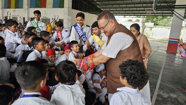 नन्हे हाथों से स्वयं तैयार की गई सुंदर राखियां नन्हे-मुन्ने बच्चों ने कैबिनेट मंत्री गणेश जोशी की कलाई पर बांधीं