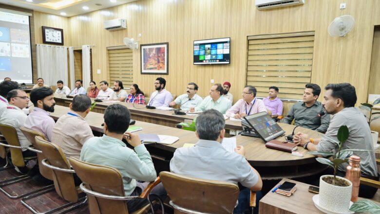 डीएम डॉ. आशीष चौहान ने कसा शिकंजा, ऋण फर्जीवाड़े के संदिग्ध मामलों की होगी गहन जांच