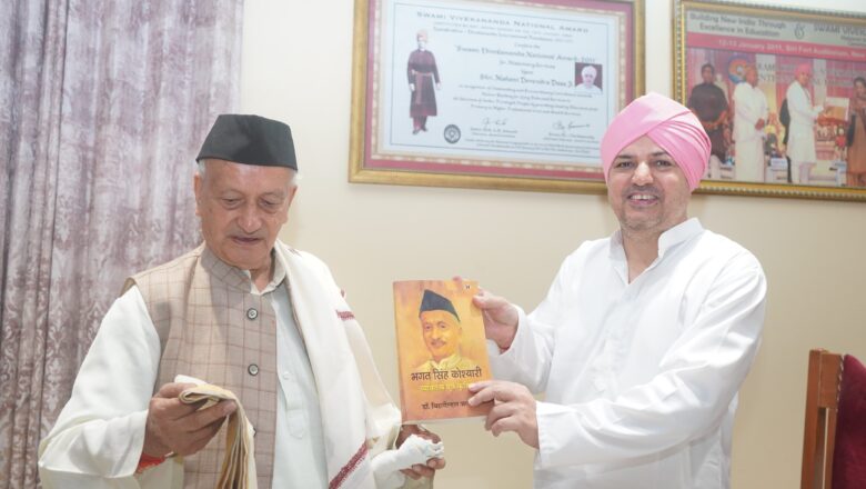 श्रीमहंत देवेन्द्र दास जी महाराज ने भगत सिंह कोश्यारी को दरबार श्री गुरु राम राय जी महाराज का स्मृति चिन्ह भेंट किया
