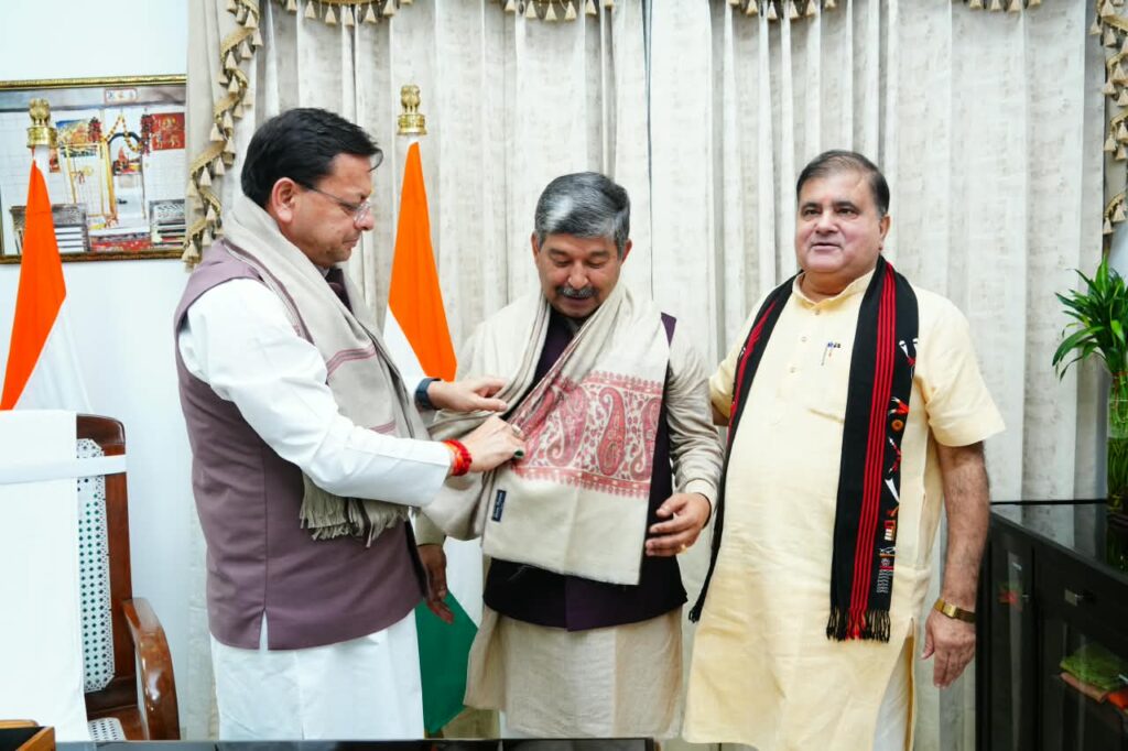 मुख्यमंत्री धामी से मिले नवनिर्वाचित राज्यसभा सांसद दिनेश आर्य